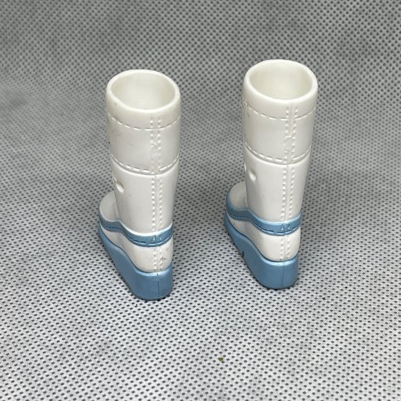 MGA Bratz Doll Pair Feet Shoes White & Light Blue Snow Boots - Picture 3 of 3